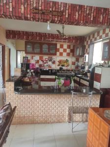 uma cozinha com um grande balcão num quarto em ULTIMUS Homestay em Barrancabermeja