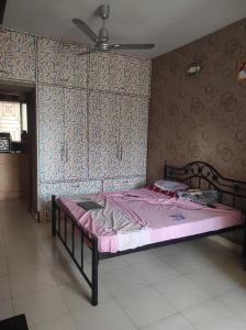 巴蘭卡韋梅哈的住宿－ULTIMUS Homestay，一间卧室配有一张带粉色毯子的床