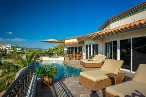 uma casa com um pátio com uma piscina em Sunset View Villa Pedregal em Cabo San Lucas