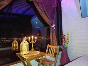 una mesa con velas en un balcón con vistas en Tiny Home Glamping en Latacunga, en Latacunga