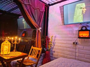 TV a/nebo společenská místnost v ubytování Glamping con jacuzzi en Latacunga