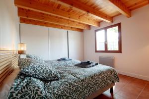 Schlafzimmer mit einem Bett und einem Fenster in der Unterkunft Le jai alai in Saint-Jean-Pied-de-Port