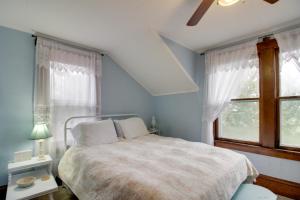 una camera blu con un letto e una finestra di Charming Long Lake Home with Dock on 2 Acres! a Park Rapids