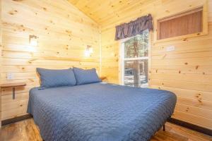Ένα ή περισσότερα κρεβάτια σε δωμάτιο στο The Fox Den Cabin #14 at Blue Spruce RV Park & Cabins
