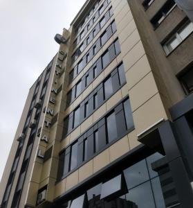 un grand bâtiment avec des fenêtres sur son côté dans l'établissement KY Continental Apartments, à Izmir