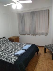 1 dormitorio con 1 cama y ventilador de techo en Departamento en buenos aires en Buenos Aires