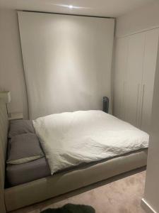 a bedroom with a white bed in a room at Stunning 2 Bedroom Apartment in London