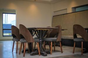 uma sala de conferências com uma mesa de madeira e cadeiras em Ivory Park Hotel - Safari Waterworld em Nakuru