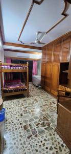 een kamer met 2 stapelbedden en een plafond bij Dhanmondi Furnished Lake View Apartment in Dhaka