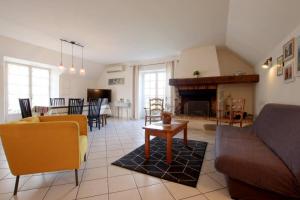 a living room with a couch and a fireplace at Millerou in Montory