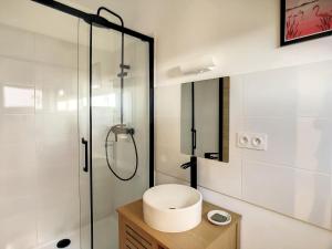 a bathroom with a sink and a shower at Appartement aux salins du lion in Vitrolles