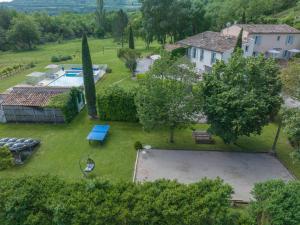 - une vue aérienne sur une cour avec une piscine dans l'établissement Chambre d'hôtes Alizé, Le Moulin de Prédelles, à Reillanne