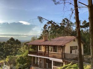 a house on a hill with a balcony at Cabaña Villalmira in Iza
