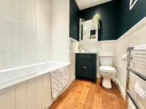 ein Badezimmer mit Badewanne, Toilette und Waschbecken in der Unterkunft Chestnut Cottage in Dalmellington + 18 Fotos