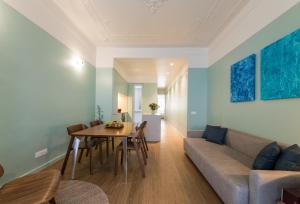 uma sala de estar com um sofá e uma mesa em Gorgeous Refurbished Apartments Graça em Lisboa
