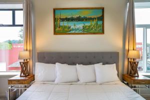 una camera da letto con un letto e un dipinto sul muro di Penthouse: Rooftop Terrace a Spirit Lake