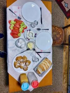 una mesa con platos de comida en una mesa en Dritëza, en Korçë