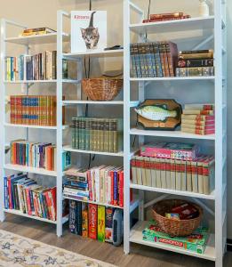 una estantería llena de libros en Family home by CDA: many extras, en Post Falls