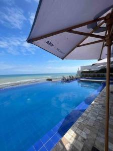 basen z parasolem nad oceanem w obiekcie Hotel poseidon piscina & jacuzzi w mieście Manta