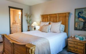 1 dormitorio con 1 cama grande y cabecero de madera en Family home by CDA: many extras en Post Falls
