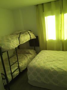 1 Schlafzimmer mit 2 Etagenbetten und einem Fenster in der Unterkunft Área Nevada 22 in Sierra Nevada