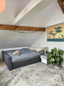 um quarto com uma cama e um vaso de plantas em Old Farmhouse Loft near Vaduz em Sevelen
