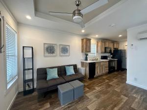 ein Wohnzimmer mit Couch und Küche in der Unterkunft Tiger's Trail RV Resort in Baton Rouge