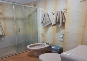 Koupelna v ubytování Beautiful Apartment Playa Del Cura Beach in Torrevieja Spain + 40 fotografií