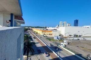 een uitzicht op een stadsstraat vanuit een gebouw bij "Condominio Américas" in Boca del Río