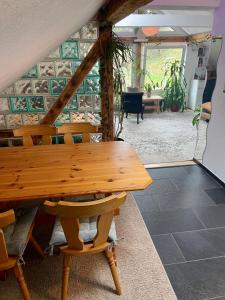 un tavolo e sedie in legno in una stanza di Old Farmhouse Loft near Vaduz a Sevelen