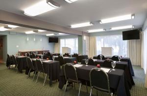 uma sala de conferências com mesas e cadeiras pretas em Dayton House Resort - BW Signature Collection em Myrtle Beach