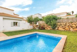 埃斯梅爾卡達爾的住宿－Villa Arual，一座房子的院子内的游泳池