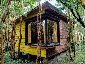 una pequeña casa en medio del bosque en Hostal & Cabañas Luna del Sur en Cucao
