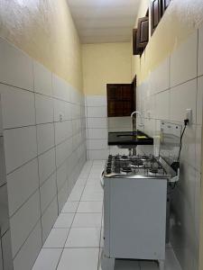 Il comprend une petite cuisine équipée d'une cuisinière et d'un évier. dans l'établissement Casa Oceano, à Marechal Deodoro