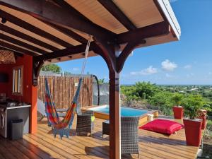 聖弗朗西斯的住宿－Le Jeïpur Villa vue mer piscine privée，一个带吊床的甲板和一个游泳池
