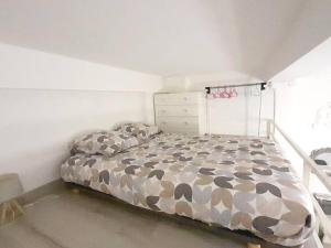 um quarto com uma cama num quarto em Appartement cosy centre-ville. em Perpignan