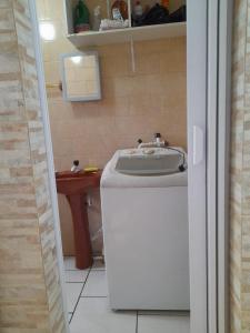特拉曼達伊的住宿－Linda kitnet perto do mar!，一间带水槽和卫生间的浴室
