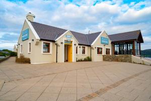 um edifício com um parque de estacionamento em frente em The Waters Edge em Rathmullan