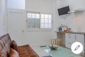 a living room with a couch and a glass table at Fernando IV 29A in Seville
