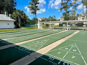 a tennis court with two tennis courts at 15 min to Disney World, Self-check-in, Full Kitchen in Kissimmee
