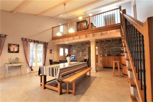 een woonkamer met een houten bank en een trap bij Juanttipienea in Souraïde