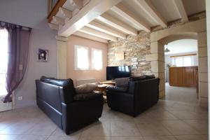 een woonkamer met 2 lederen stoelen en een tafel bij Juanttipienea in Souraïde