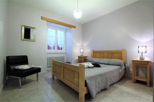 een slaapkamer met een bed, een stoel en een raam bij Juanttipienea in Souraïde