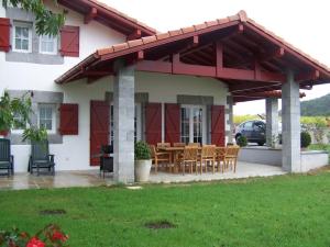 een huis met een terras met een tafel en stoelen bij Juanttipienea in Souraïde