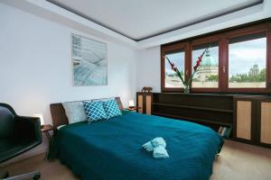 een slaapkamer met een bed met een knuffeldier erop bij Apartment in the heart of Warsaw! in Warschau