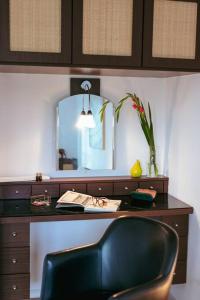 een bureau in een kamer met een stoel en een spiegel bij Apartment in the heart of Warsaw! in Warschau