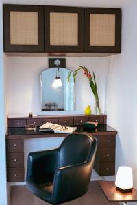 een bureau met een stoel in een kamer met een spiegel bij Apartment in the heart of Warsaw! in Warschau
