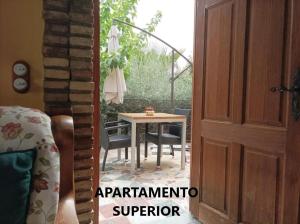 ムルシアにあるAlojamientos La Casa de Piedraのパティオ(テーブル、椅子付)へアクセスできます。