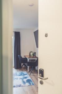een kamer met een bureau en een tafel met een stoel bij Anna Pertl - lieblingsquartier in Sankt Gilgen