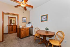 ein Wohnzimmer mit einem Tisch und einer Mikrowelle in der Unterkunft Robinhood Resort in Big Bear Lake